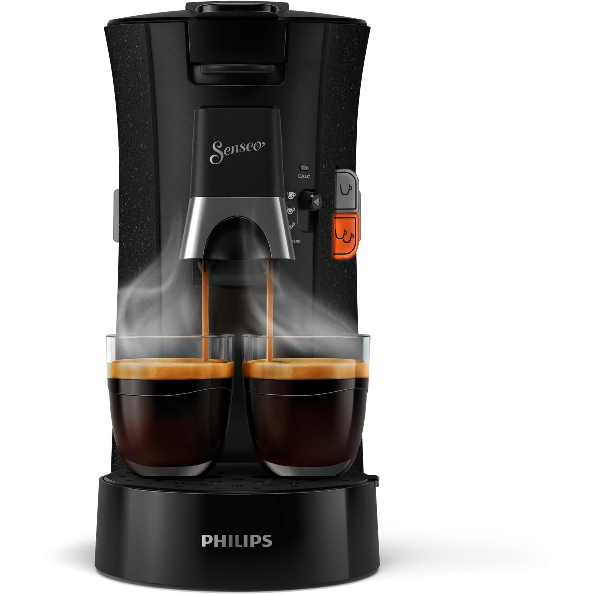 Schwarze Senseo-Kaffeemaschine brüht zwei Tassen Kaffee. Dampf steigt auf.