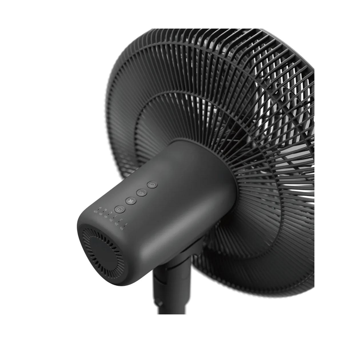 Gros plan d'un ventilateur sur pied noir montrant le panneau de commande et la grille.
