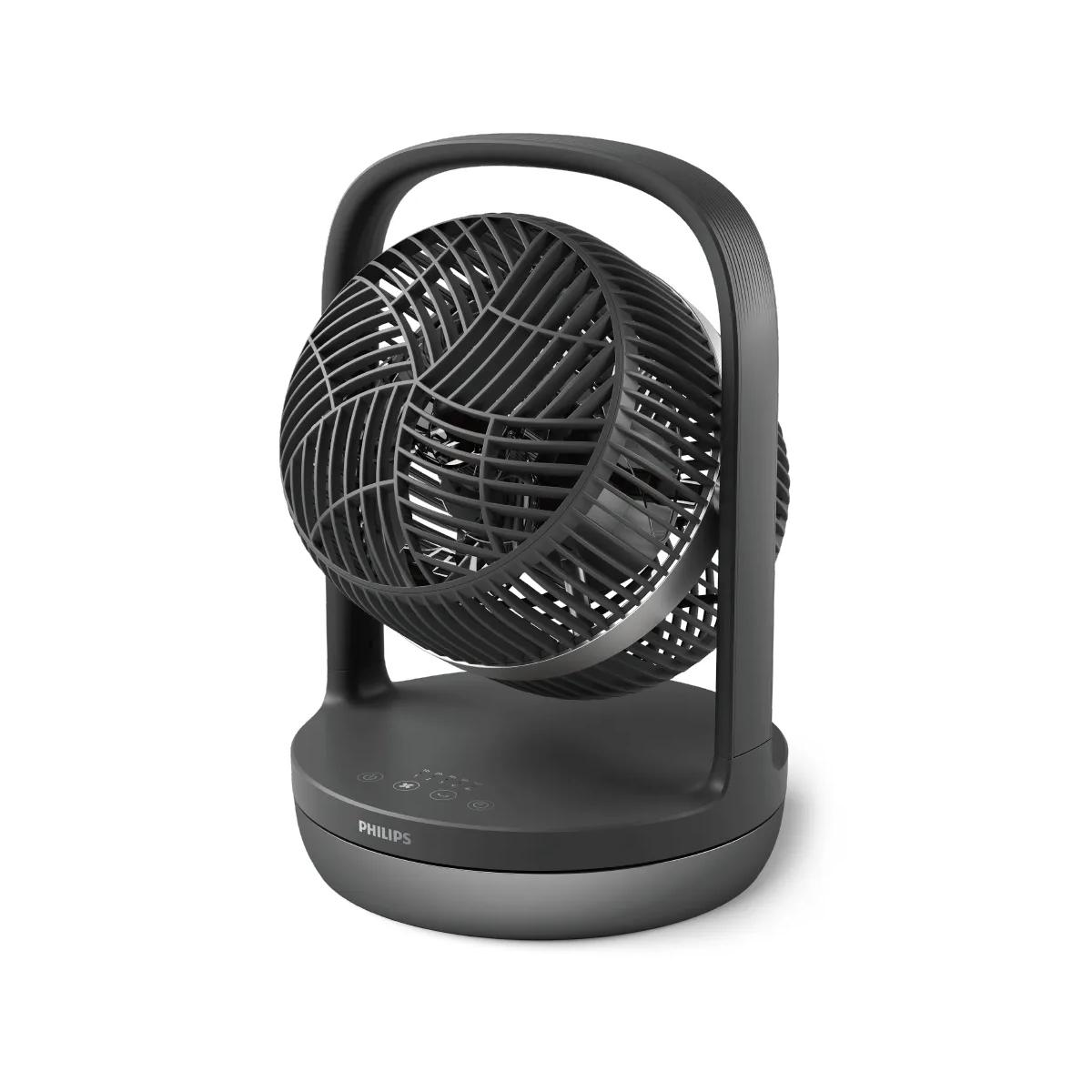 Een zwarte ventilator met ronde grille en handvat, op een voetstuk.