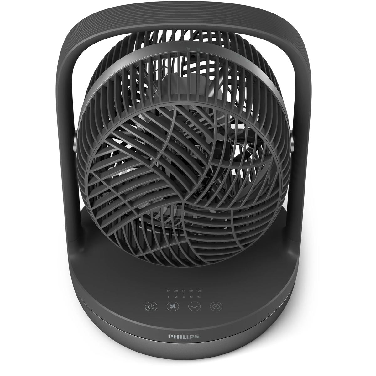 Een donkere, ronde ventilator met handvat en bedieningspaneel staat op een voet.