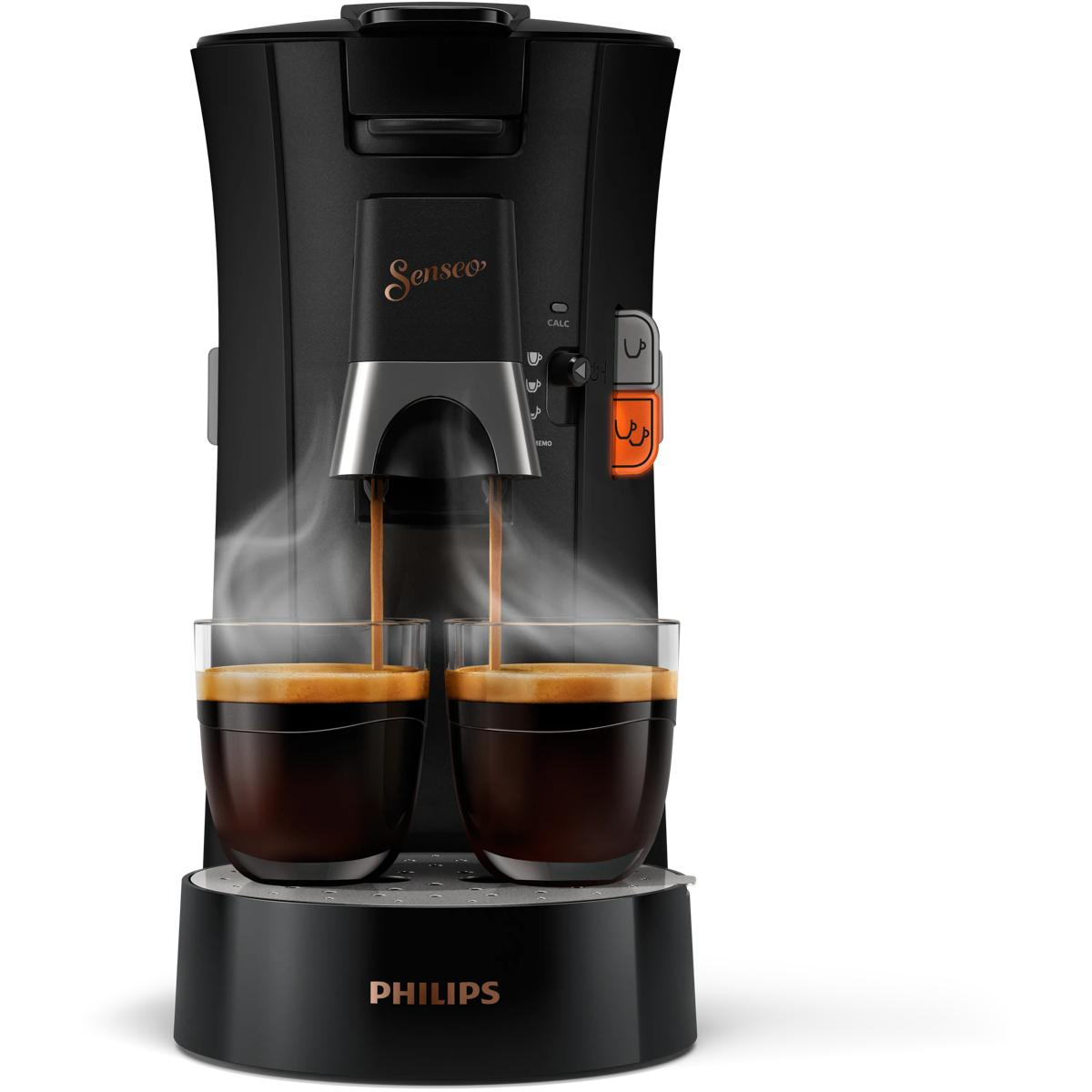 Schwarze Kaffeemaschine brüht zwei Tassen Espresso, Dampf steigt auf.