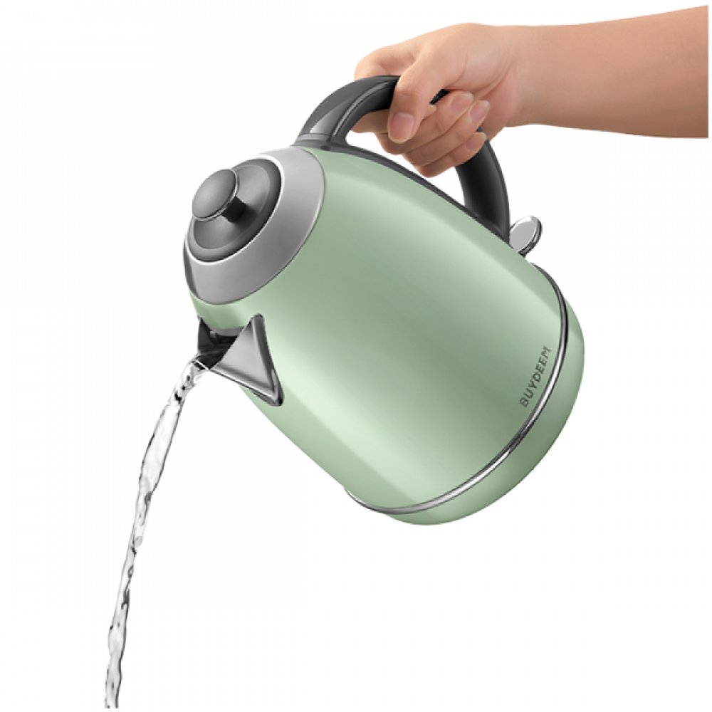 Ręka przelewa wodę z jasnozielonego czajnika elektrycznego. Czajnik ma czarną rączkę.