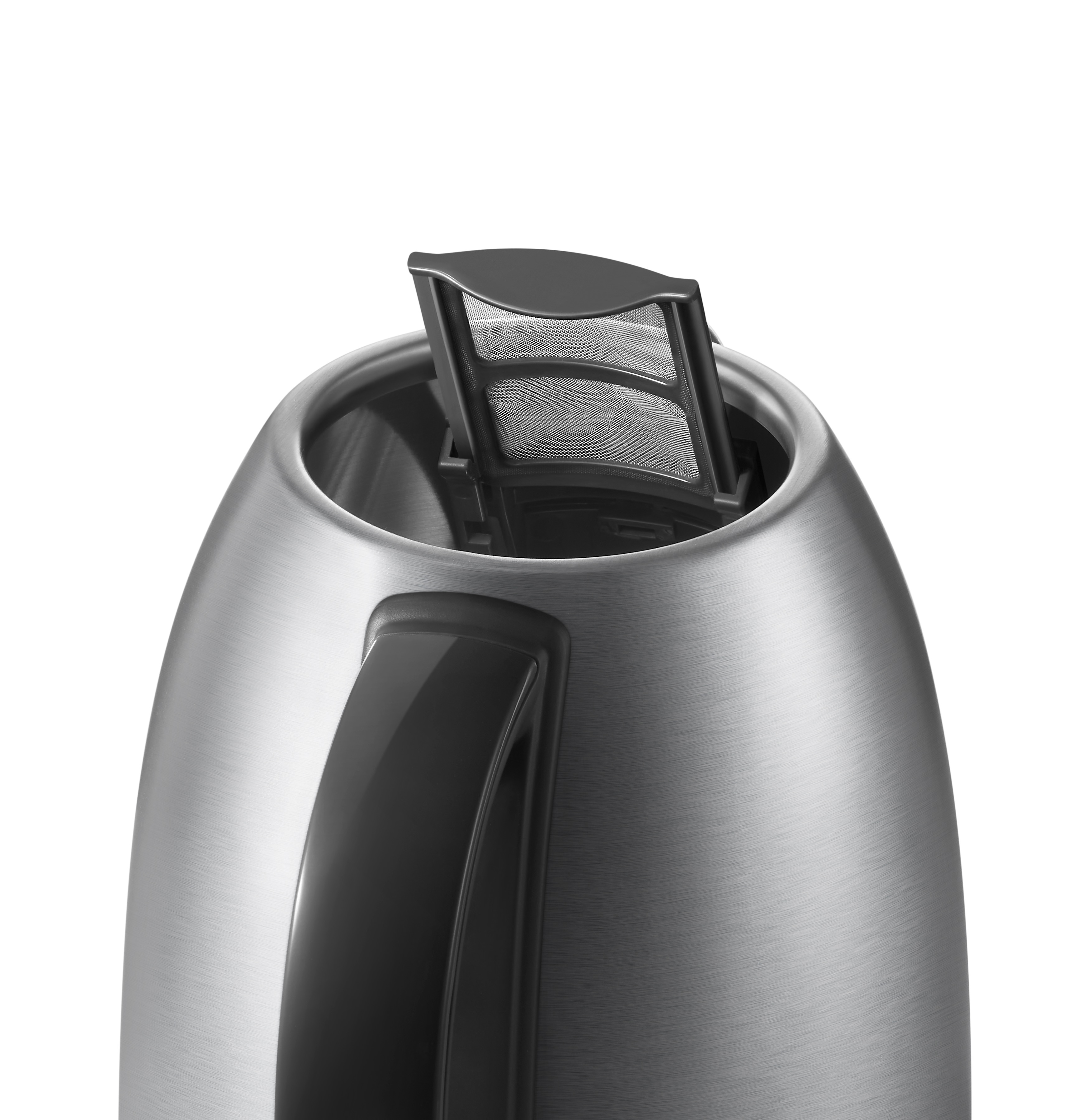 Zbliżenie srebrnego czajnika z otwartą pokrywą i metalowym sitkiem.