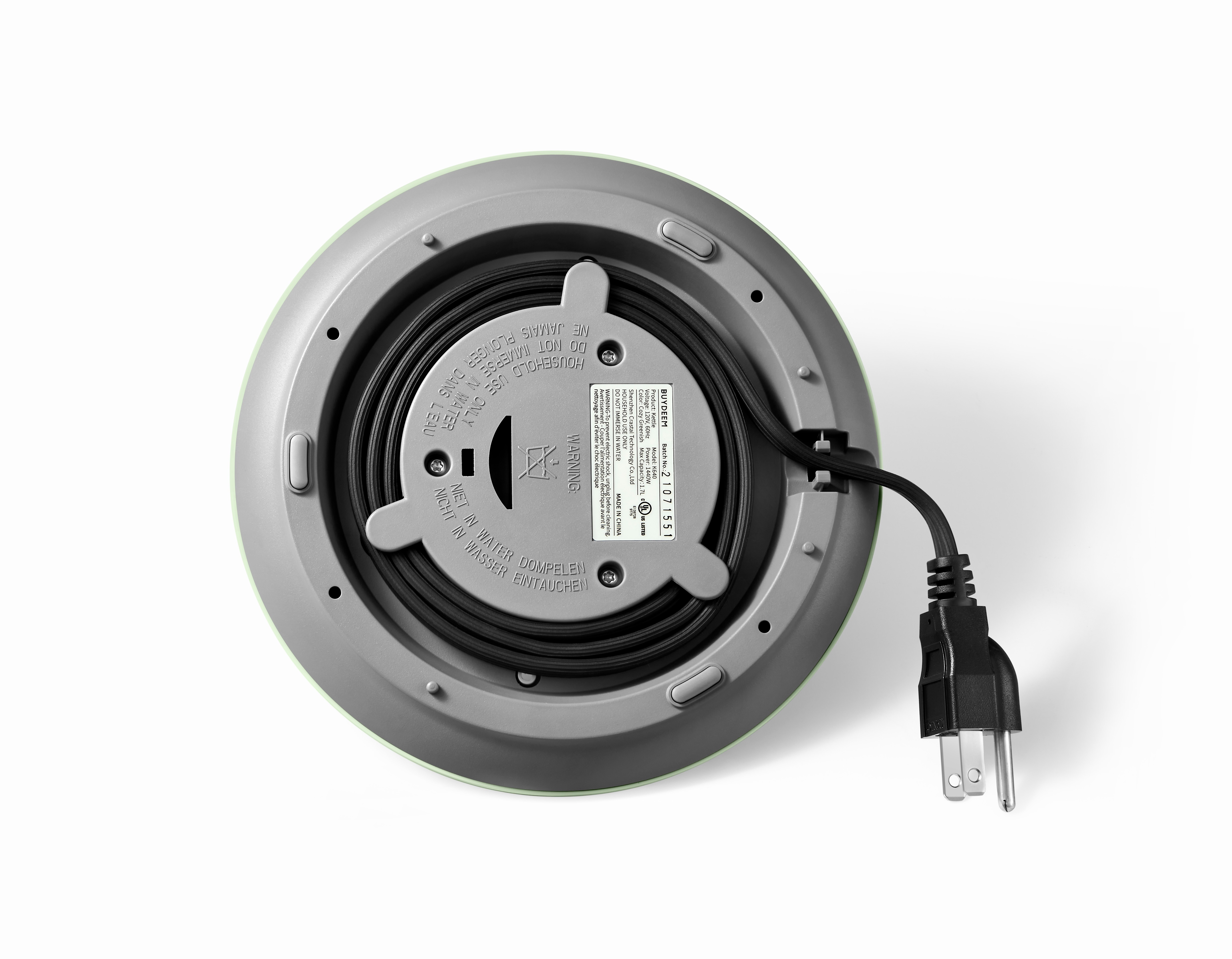 Spód czajnika z kablem i etykietą, białe tło.