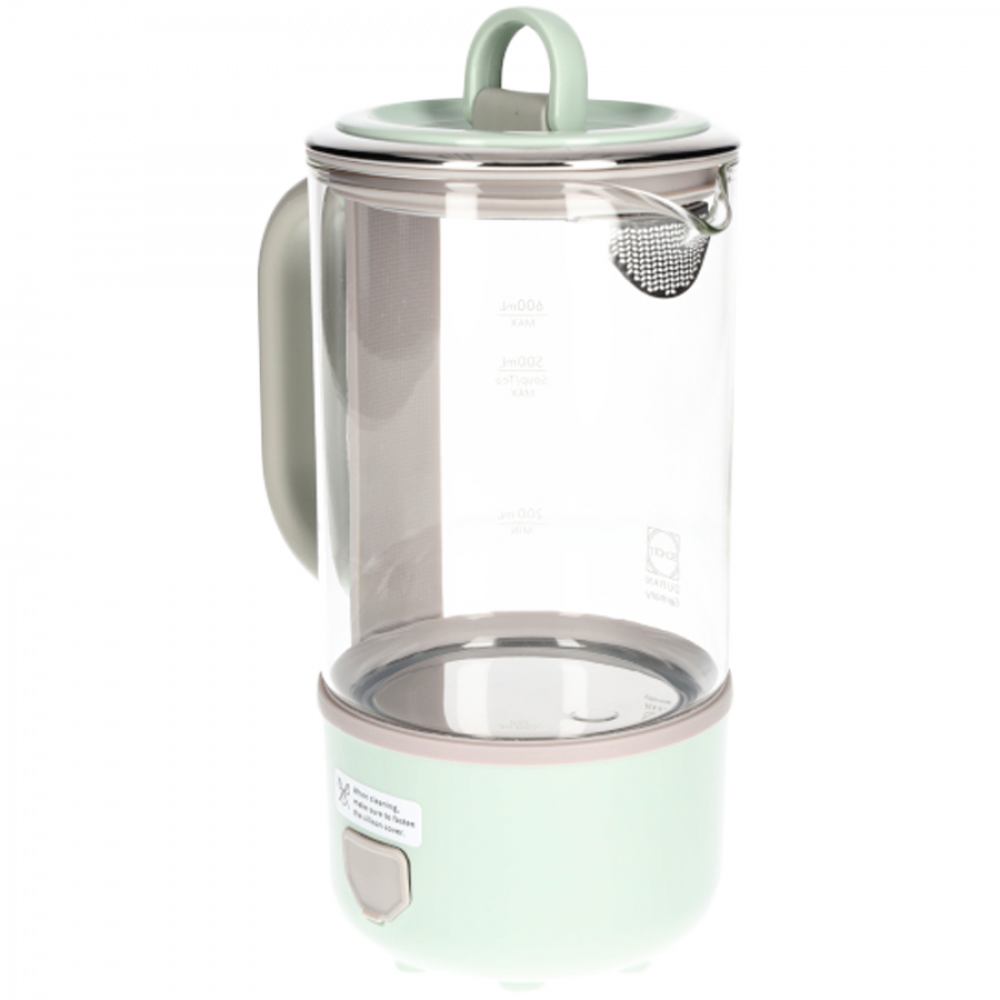 Przezroczysty szklany czajnik z jasnozieloną podstawą i pokrywką, z uchwytem i siatkowym zaparzaczem.