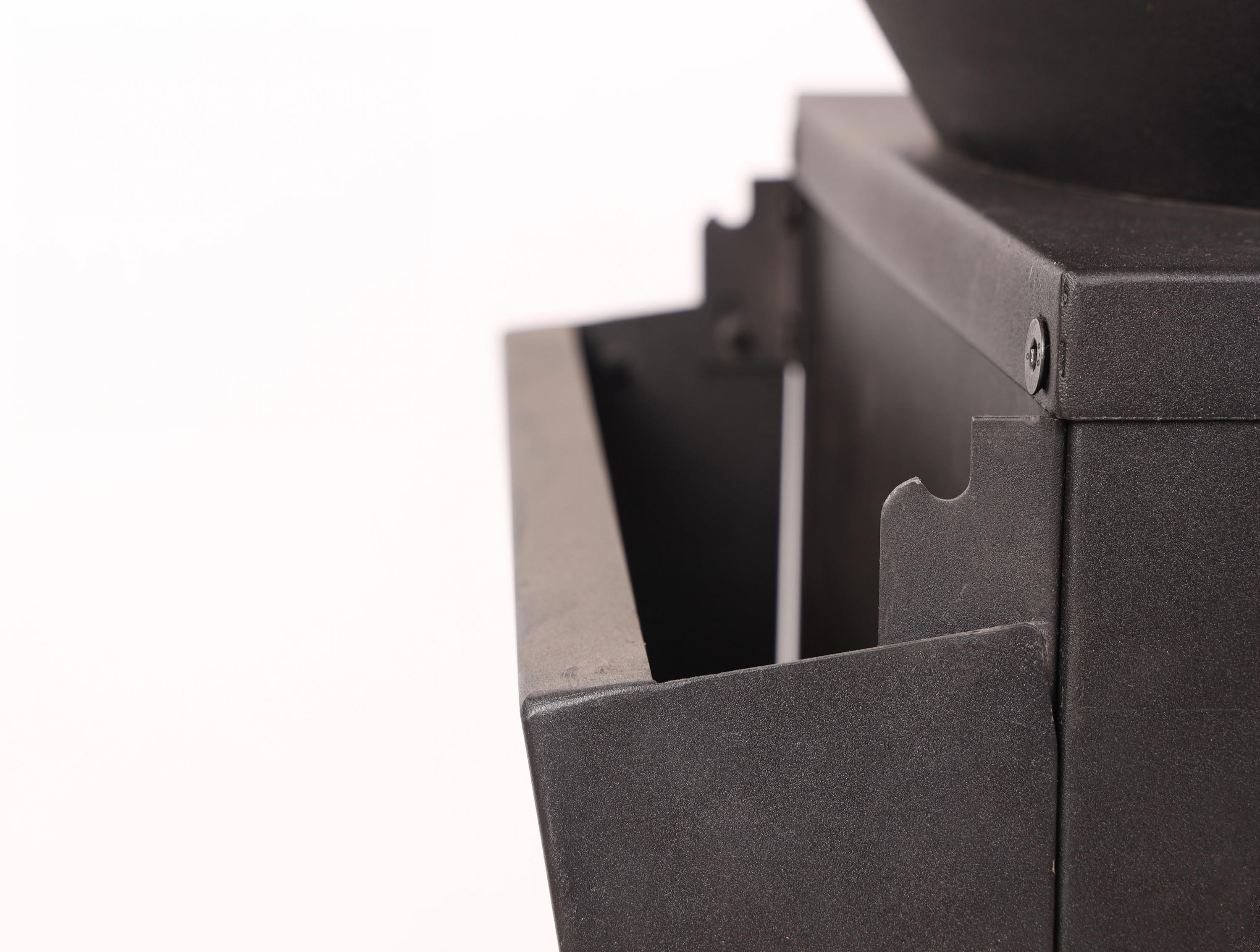 Metallico nero, primo piano del bordo di un dispositivo.