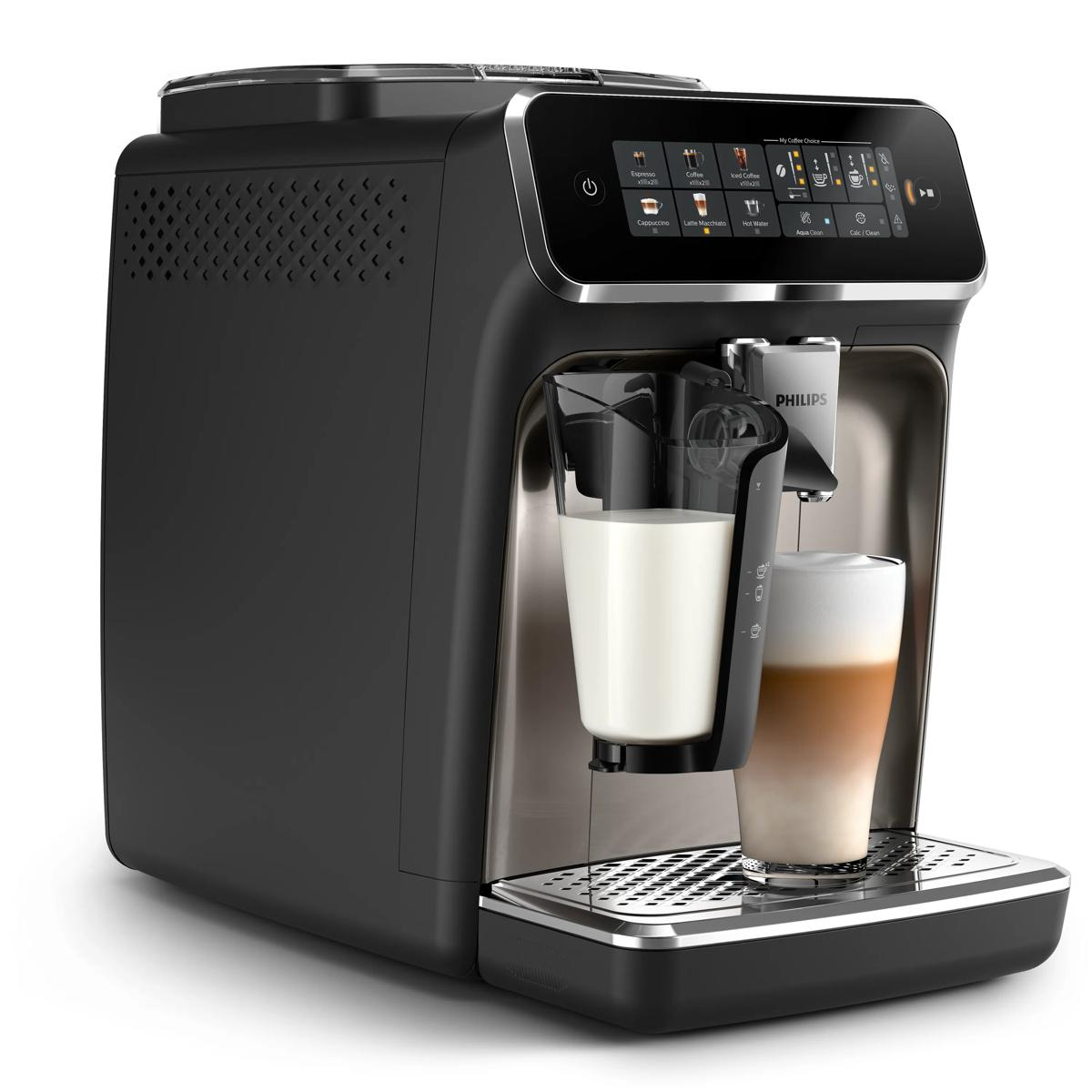 Eine schwarze Kaffeemaschine mit einem Milchbehälter und einem Latte-Glas.