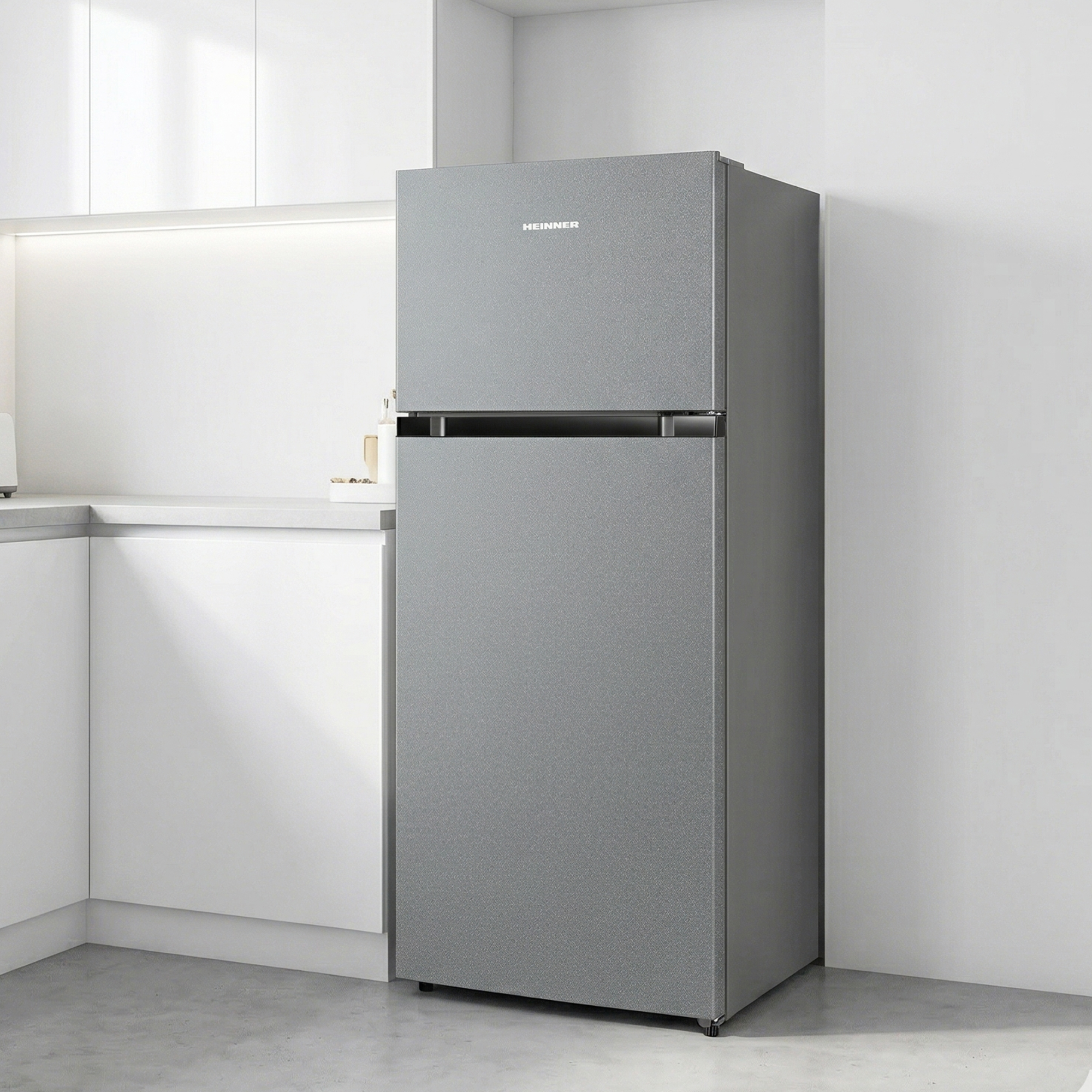 Een grijze koelkast met twee deuren in een moderne keuken.