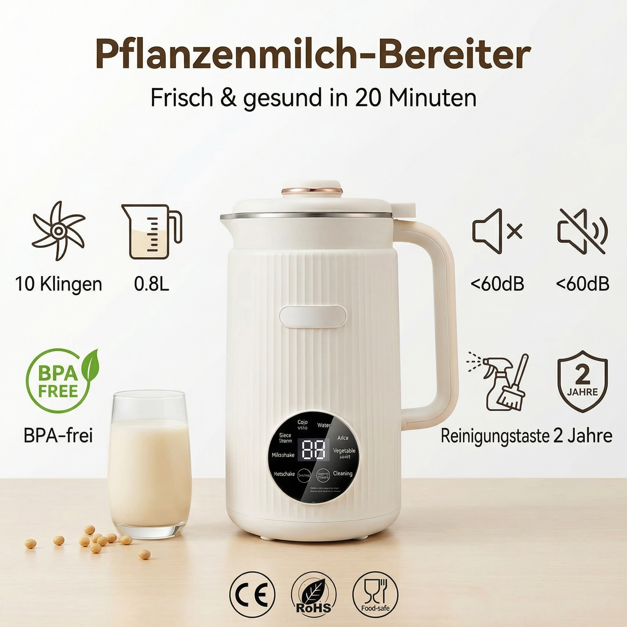 Ein cremefarbener Pflanzenmilchbereiter mit Glas und Sojabohnen.