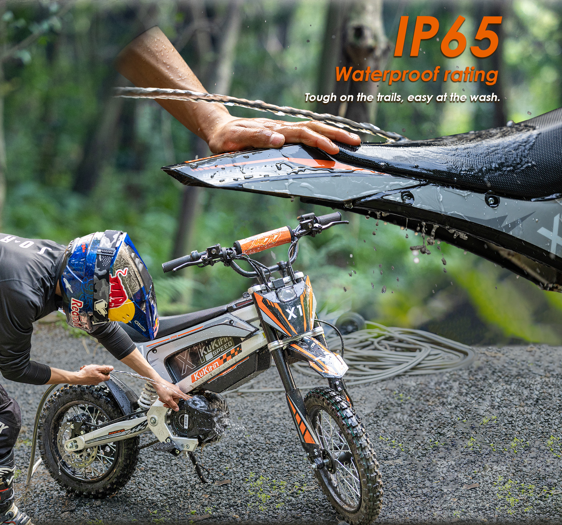 Persona con casco lava una dirt bike con acqua. Certificazione IP65.