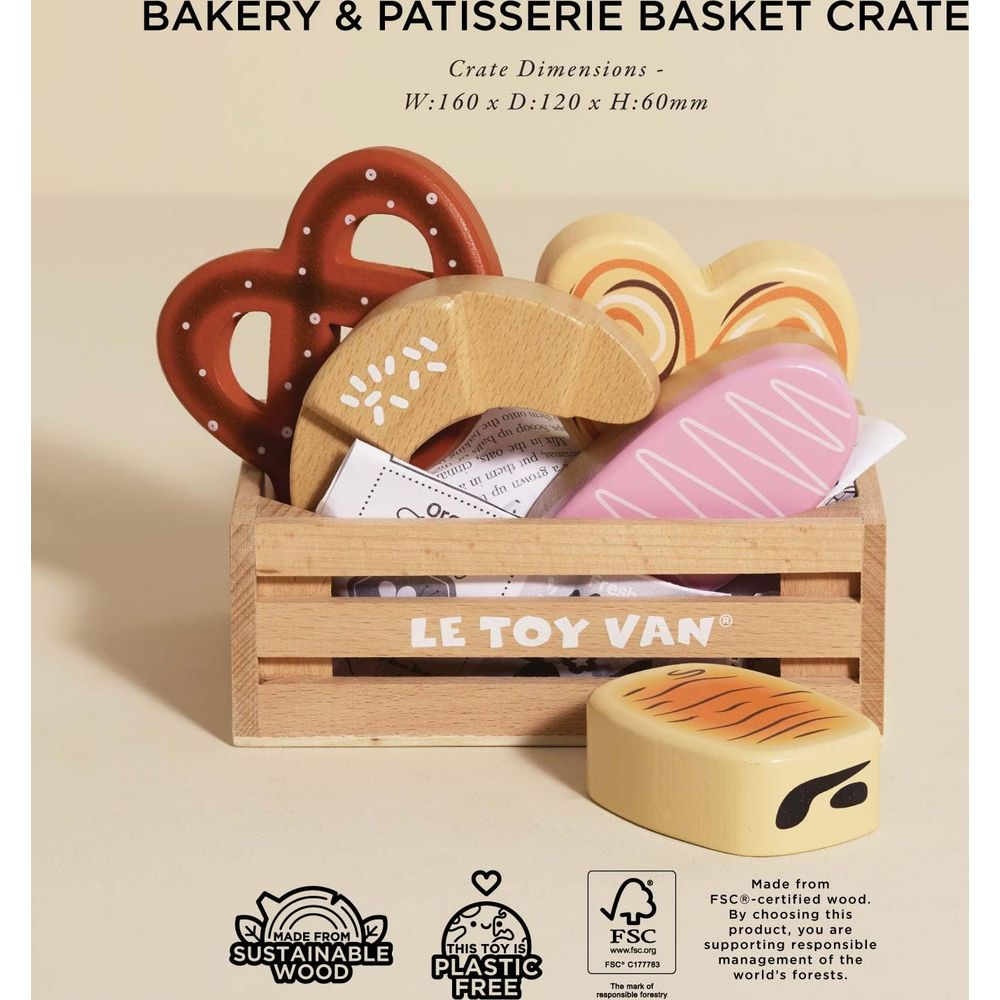 Holzkiste mit Spielzeuggebäck wie Brezeln, Croissants und Donuts.