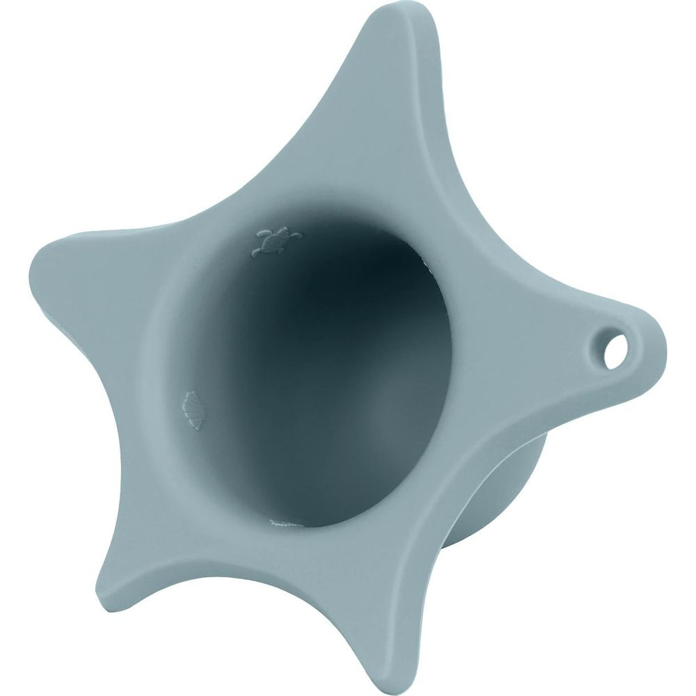 Un setaccio in silicone blu-grigio a forma di stella con piccole impronte di tartaruga e conchiglia.