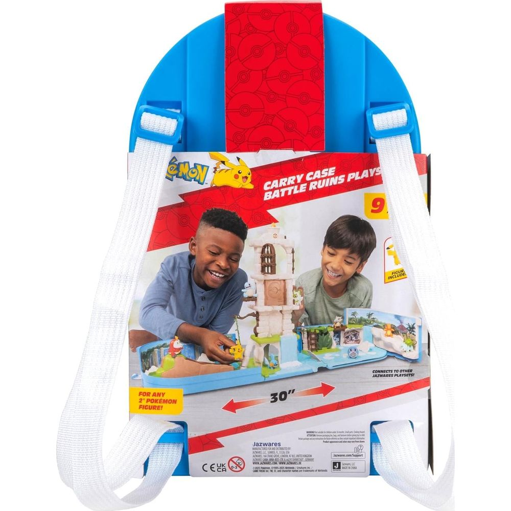 Zwei Jungen spielen mit einem Pokémon-Spielset, das sich öffnen lässt.