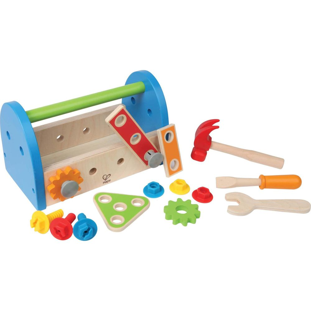 Holzwerkzeugkasten mit bunten Spielzeugwerkzeugen, Schrauben, Muttern und Zahnrädern.