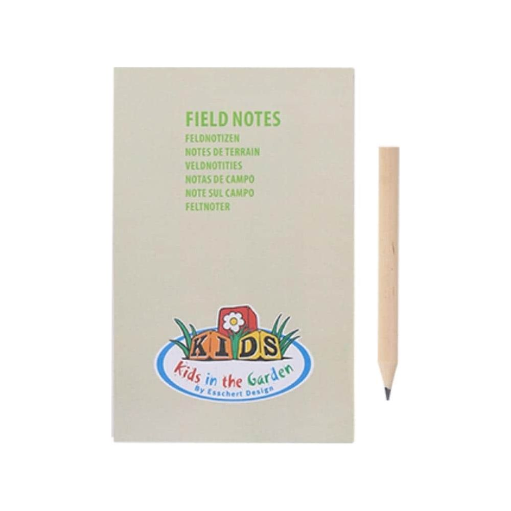 Ein beiges Notizbuch mit "Field Notes" und "Kids in the Garden" Logos, neben einem Bleistift.