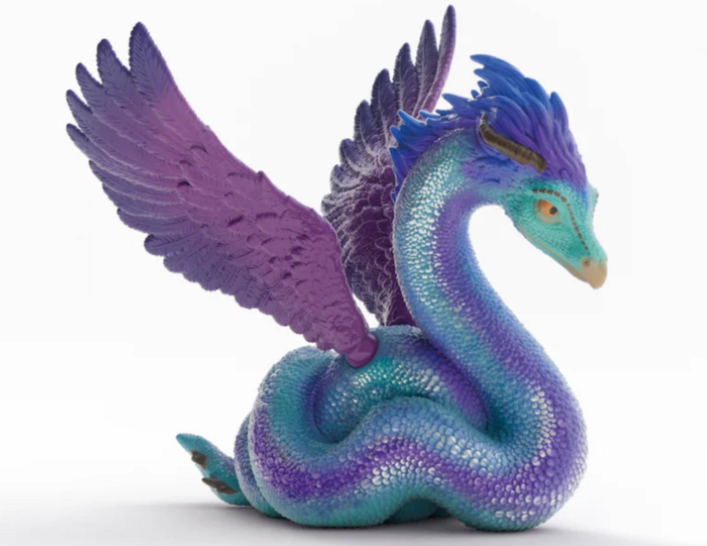 Eine blaue und lila geflügelte Drachenfigur sitzt auf weißem Hintergrund.
