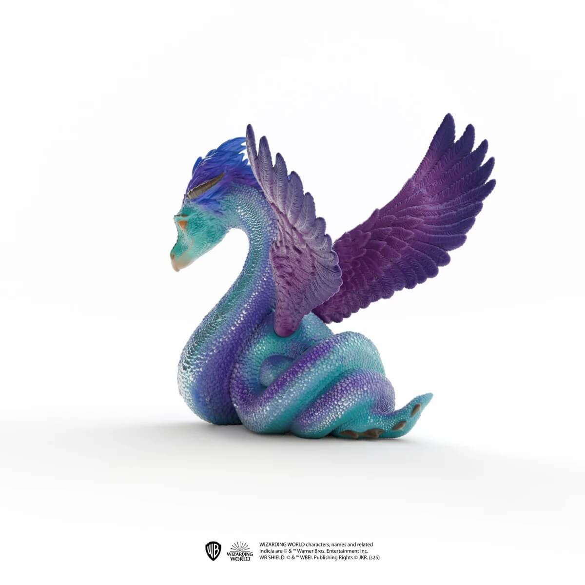 Eine blaue und violette Drachenfigur mit Flügeln sitzt auf einem weißen Hintergrund.