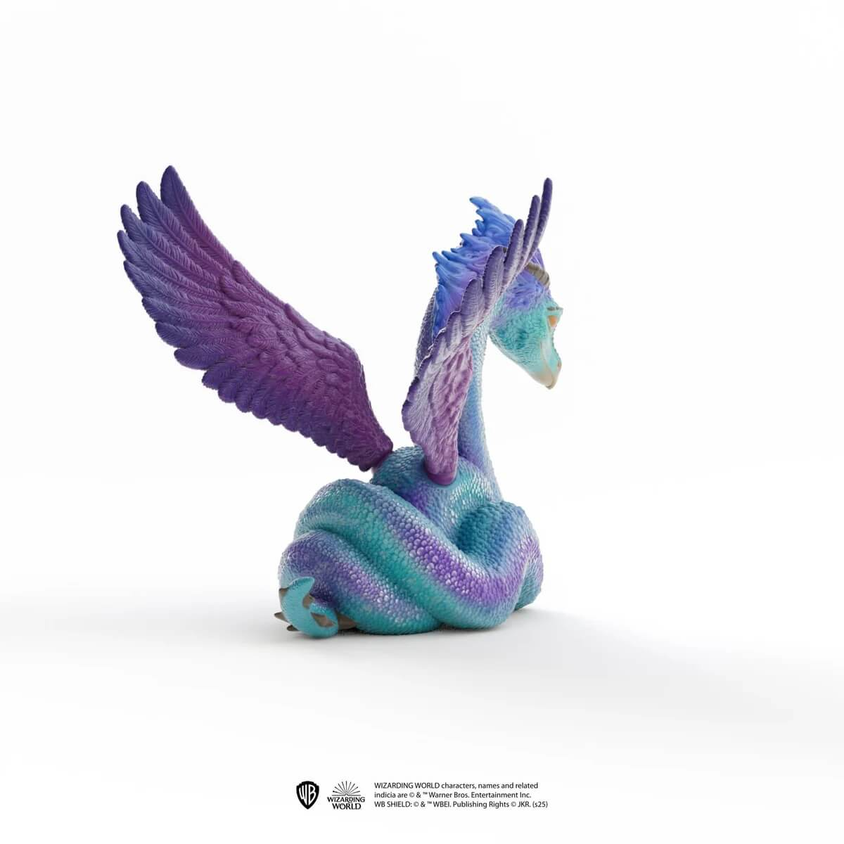 Eine blaugrüne Drachenfigur mit violetten Flügeln sitzt auf einem weißen Hintergrund.