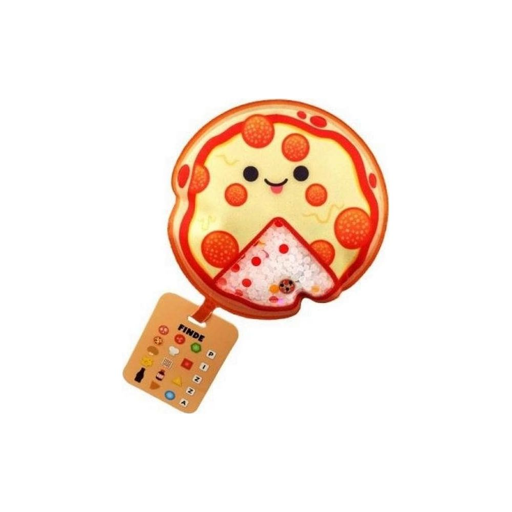 Un personaggio pizza con una faccia sorridente e un'etichetta con icone e lettere.