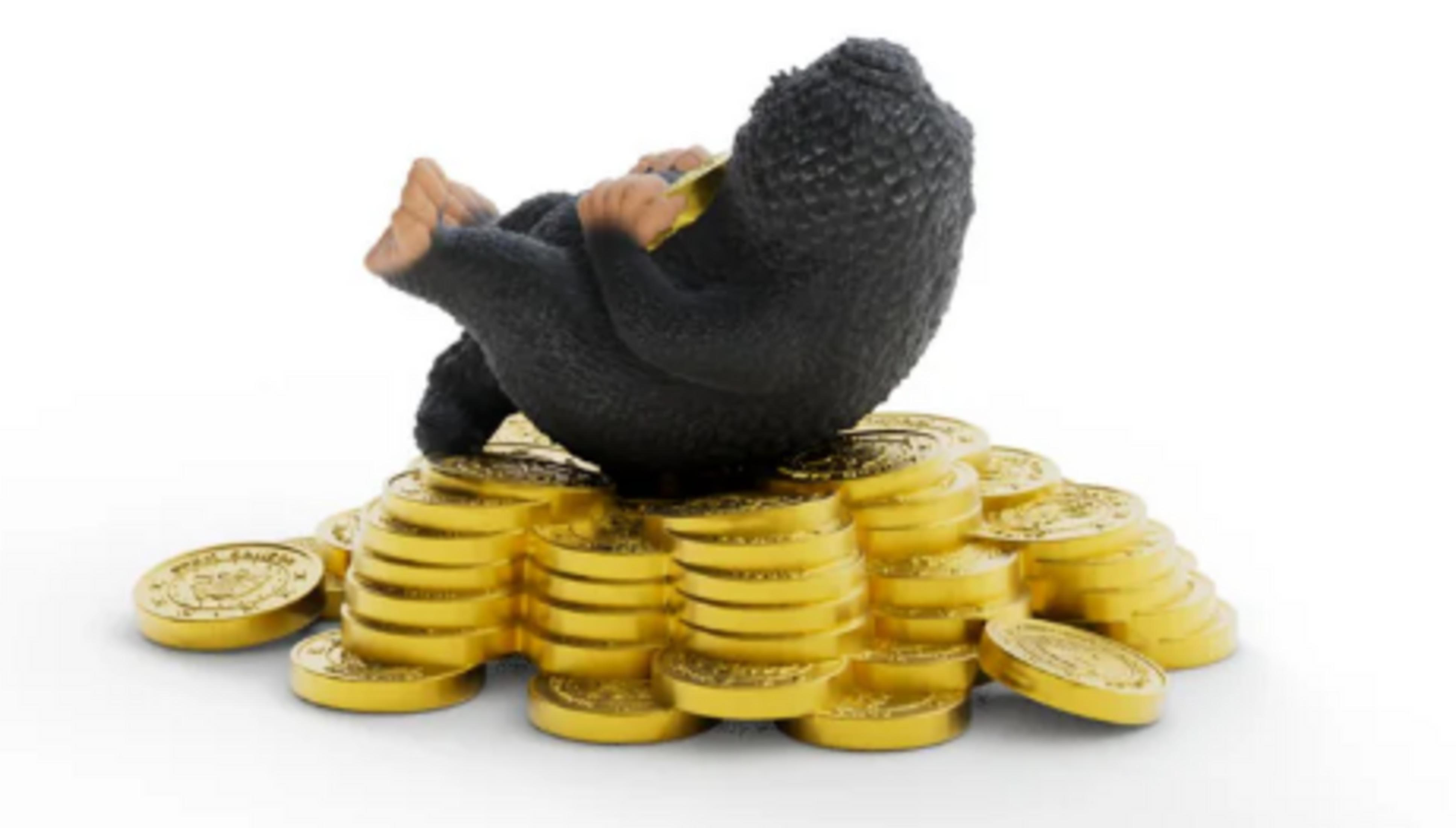 Une créature sombre et poilue est assise sur une pile de pièces d'or.