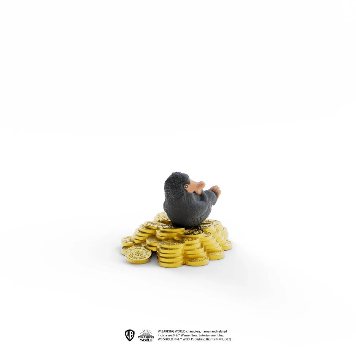 Un Niffleur est assis sur une pile de pièces d'or, fond blanc.