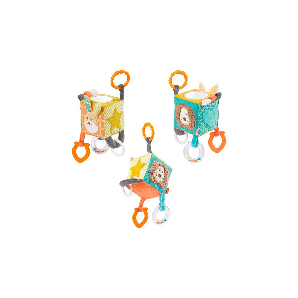 Trois cubes d'activités en tissu avec visages d'animaux et anneaux, sur fond blanc.