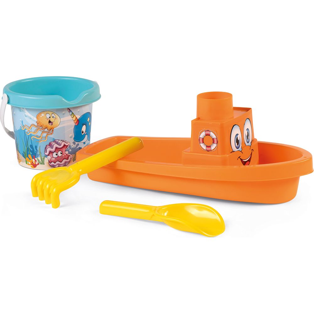Barco de juguete naranja con cubo, pala y rastrillo sobre fondo blanco.
