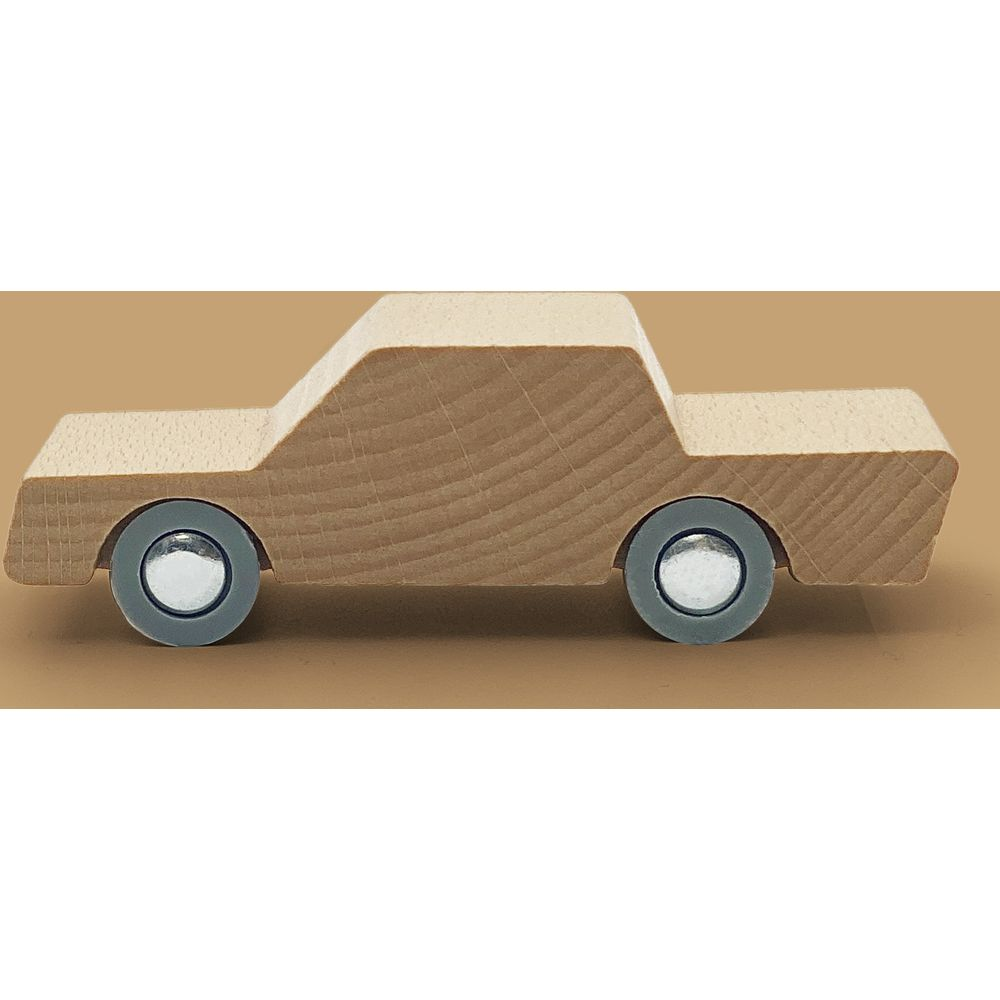 Une voiture jouet en bois avec des roues grises sur fond brun.