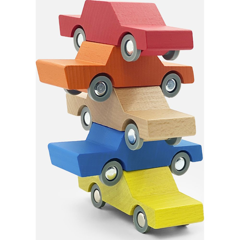 Empilement de voitures jouets en bois : rouge, orange, naturel, bleu, jaune.