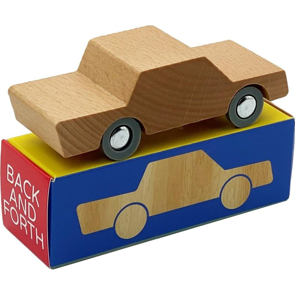 Une voiture jouet en bois repose sur une boîte bleue et jaune avec un imprimé de voiture.