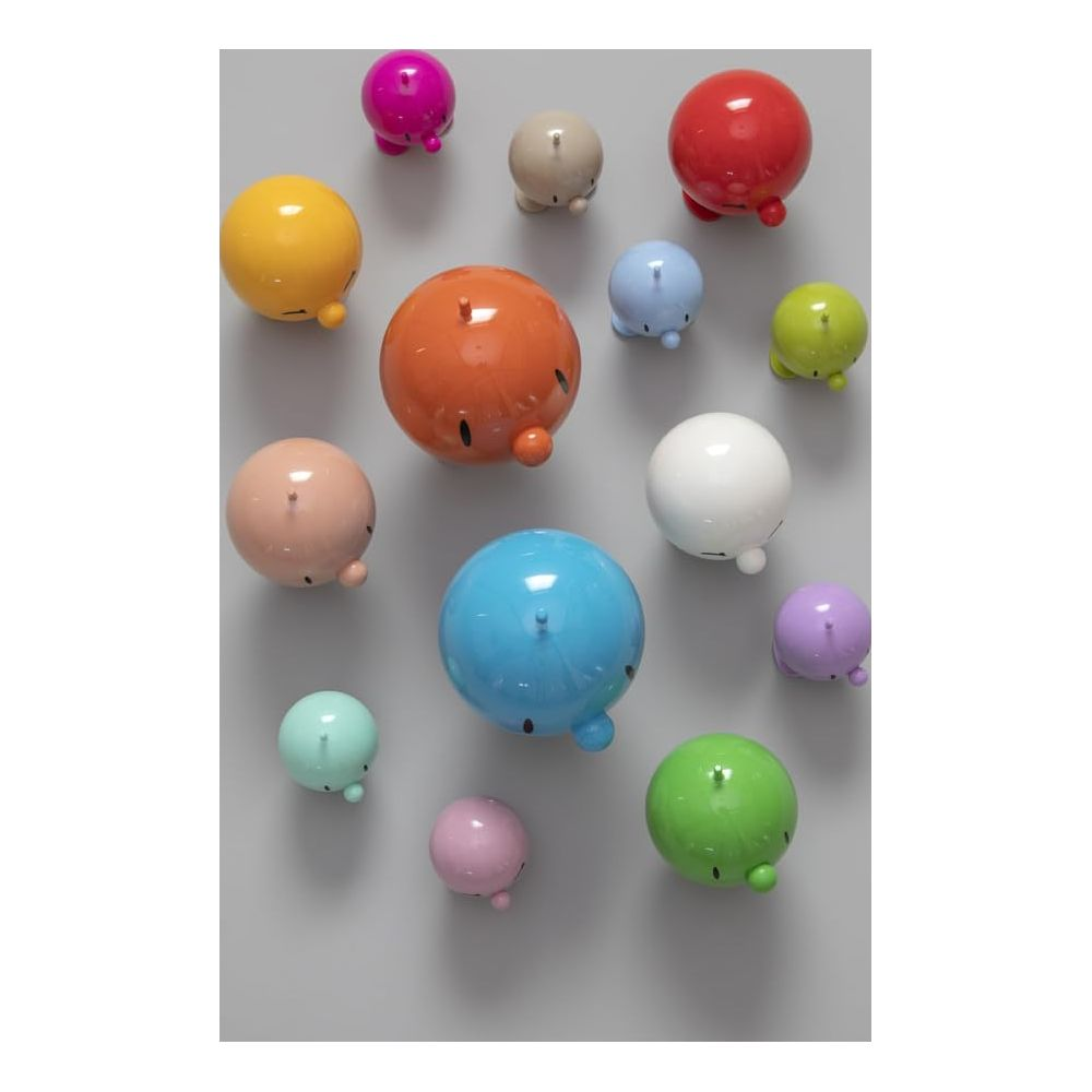Una collezione di oggetti rotondi e colorati con piccoli piedi e facce.