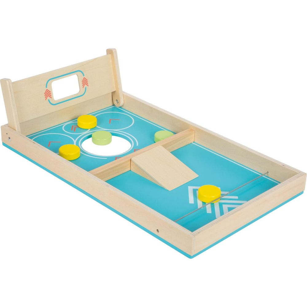 Gioco di air hockey in legno con superficie blu, dischi gialli e verdi.