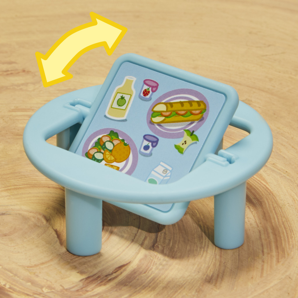 Ein blaues Spielzeugtablett mit Essensbildern, daneben ein gelber Pfeil.