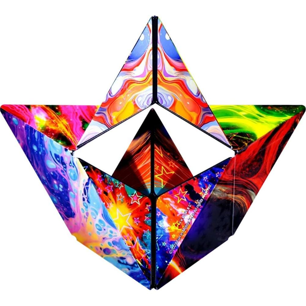 Un puzzle geometrico colorato con motivi astratti e stelle.