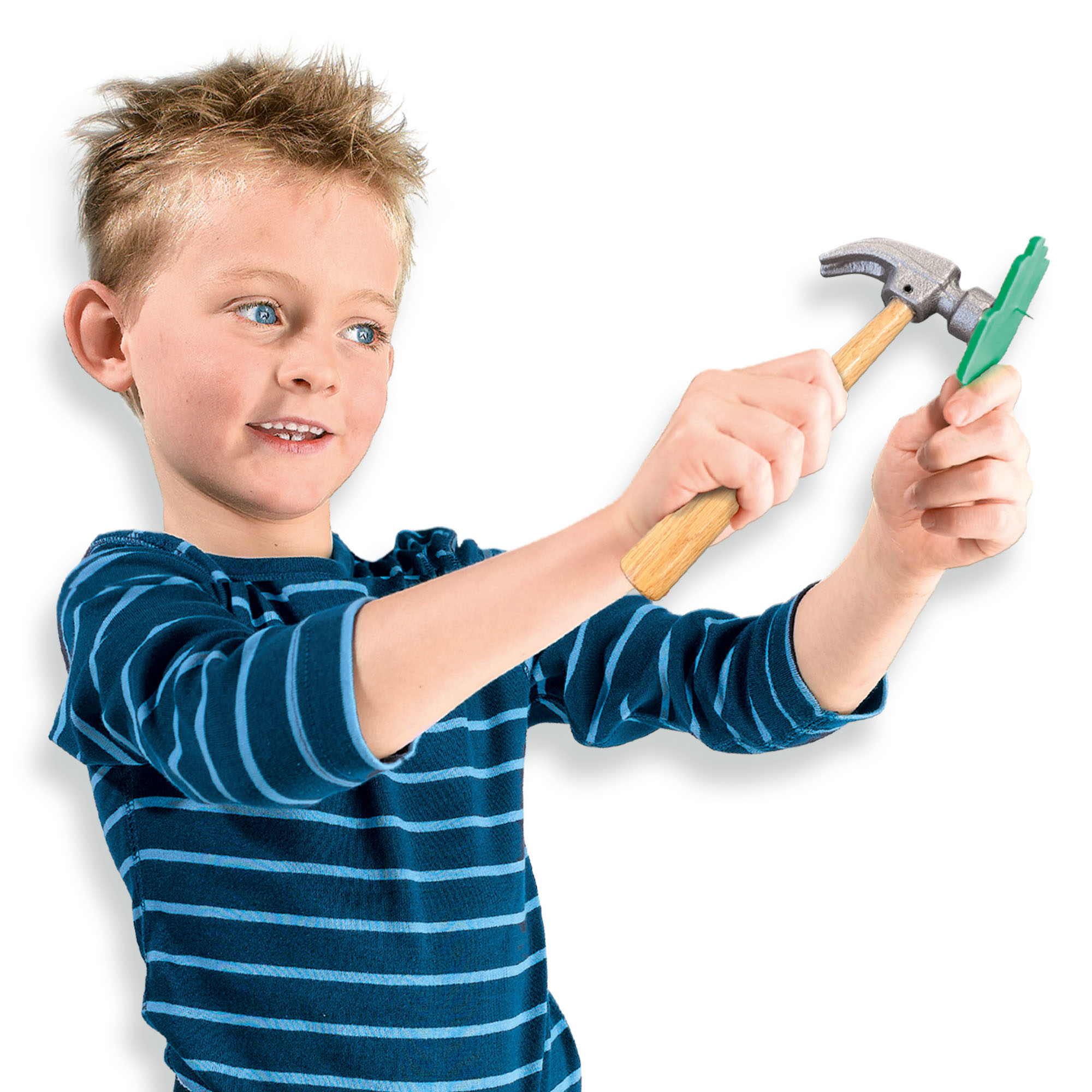 Un niño de ojos azules y camisa a rayas martilla una clavija verde.