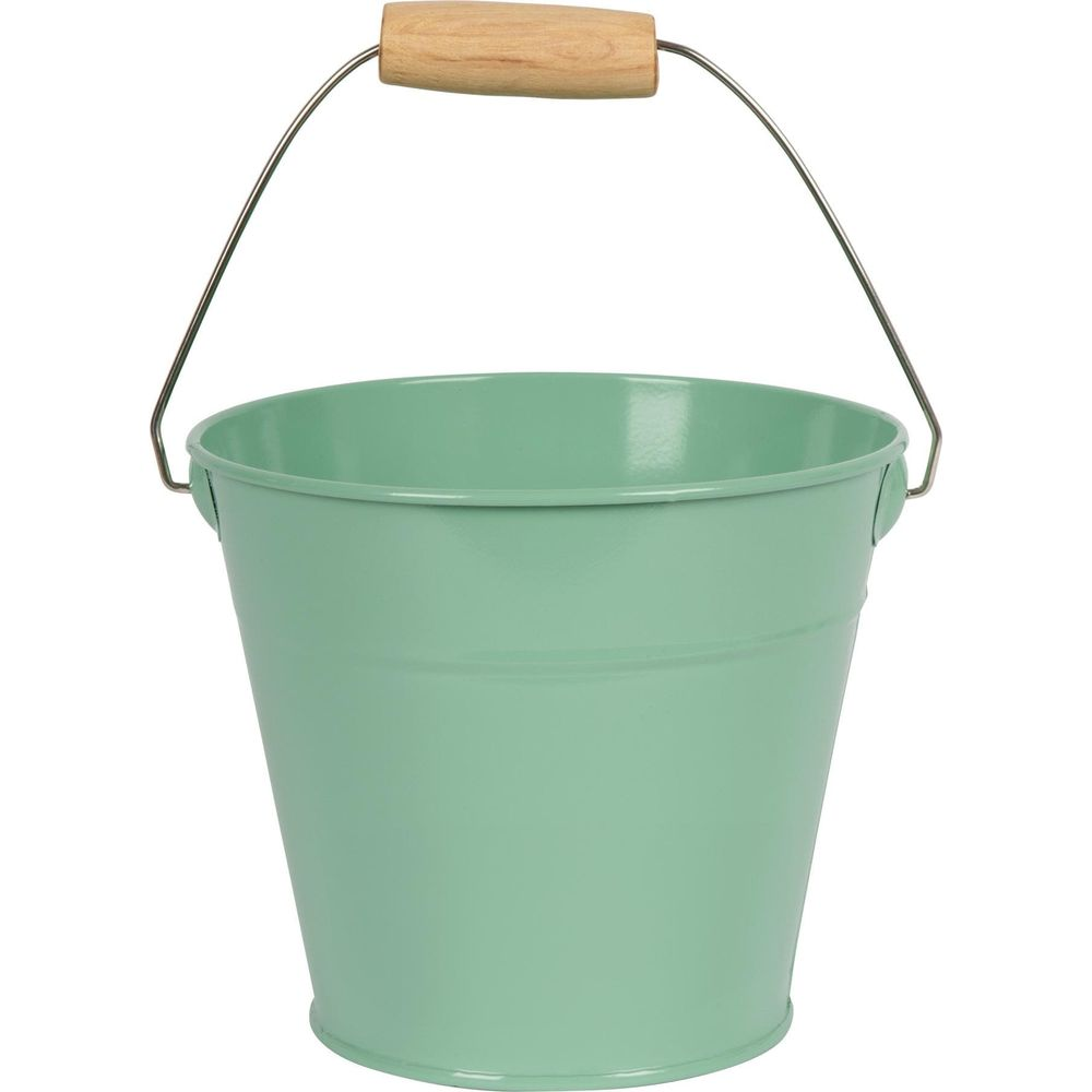 Un secchio verde chiaro con manico in legno su sfondo bianco.