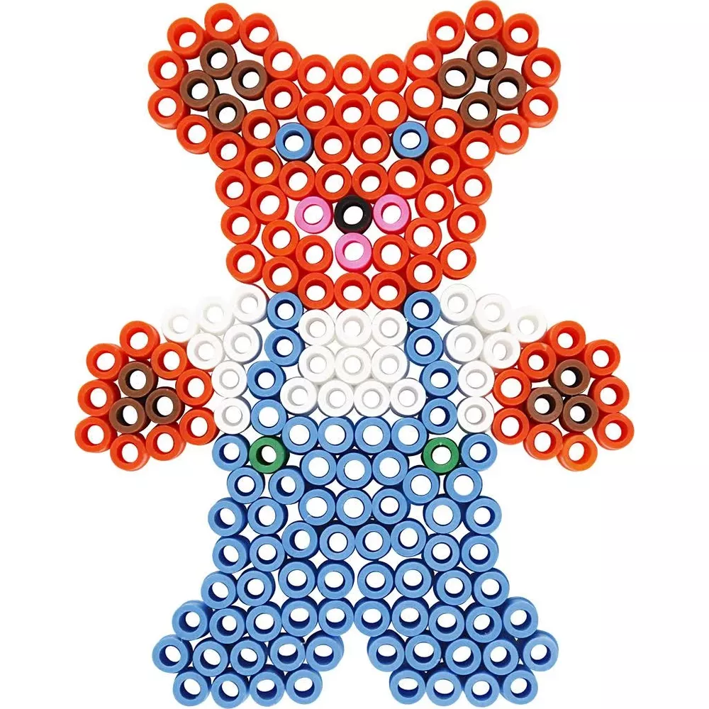 Ein Teddybär aus bunten Bügelperlen, der eine blaue Latzhose trägt.
