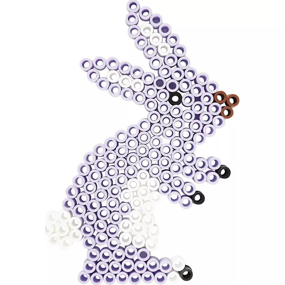 Ein Hase aus lila, weißen und braunen Perlen auf weißem Hintergrund.
