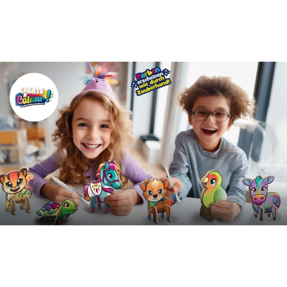 Zwei lachende Kinder basteln mit Wasserfarben bunte Tierfiguren aus Pappe.