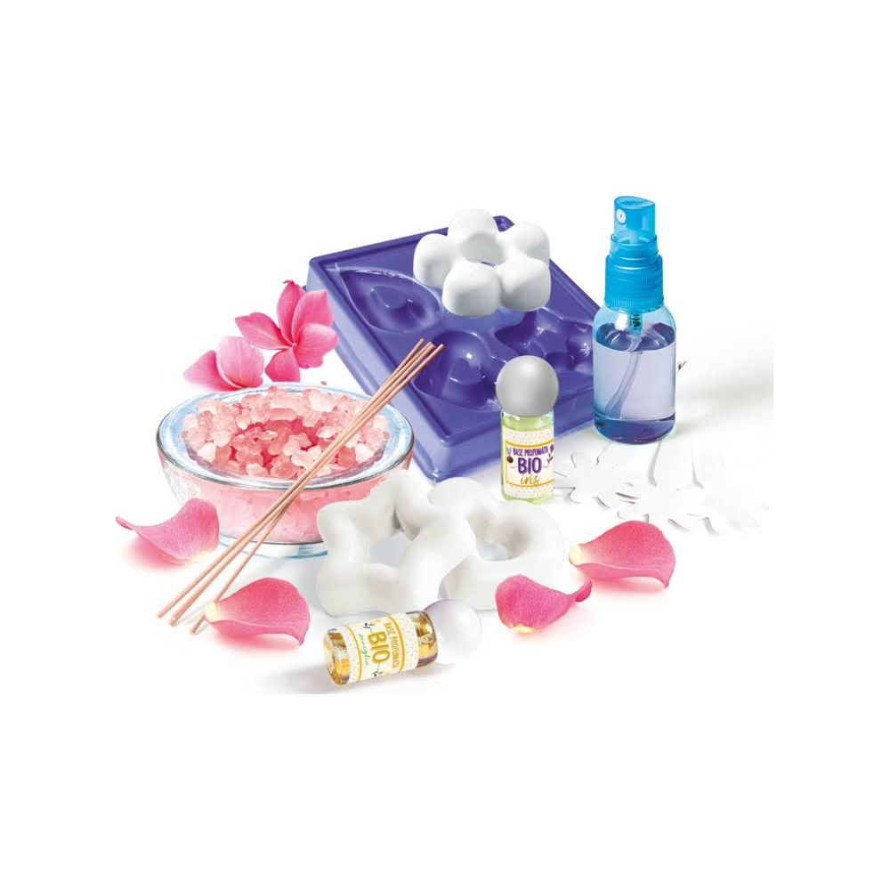 Kosmetikset mit rosa Kristallen, Formen, Duftöl und Sprühflasche.