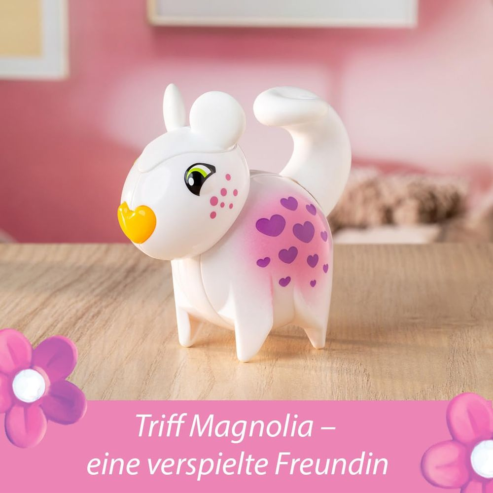 Un jouet blanc en forme d'animal avec des cœurs sur le dos, sur une table en bois.