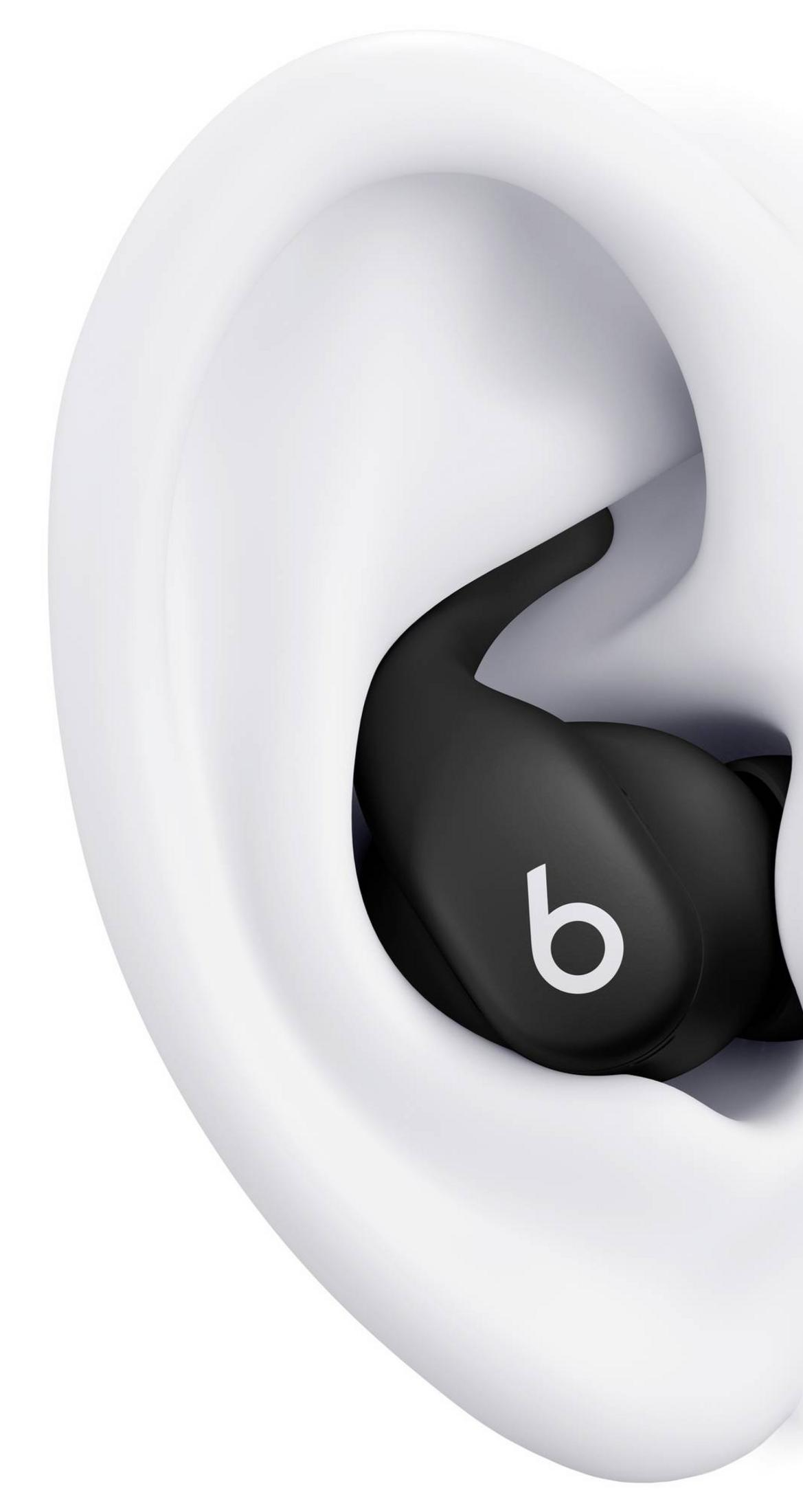 Auricolare nero con logo Beats bianco dentro un orecchio bianco.