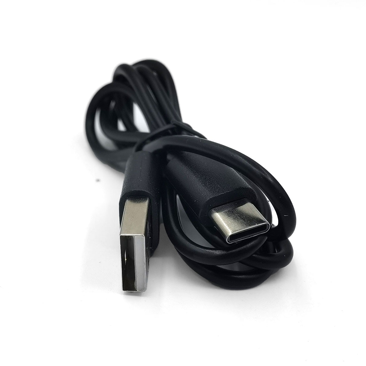 Czarny kabel USB-A do USB-C zwinięty na białym tle.