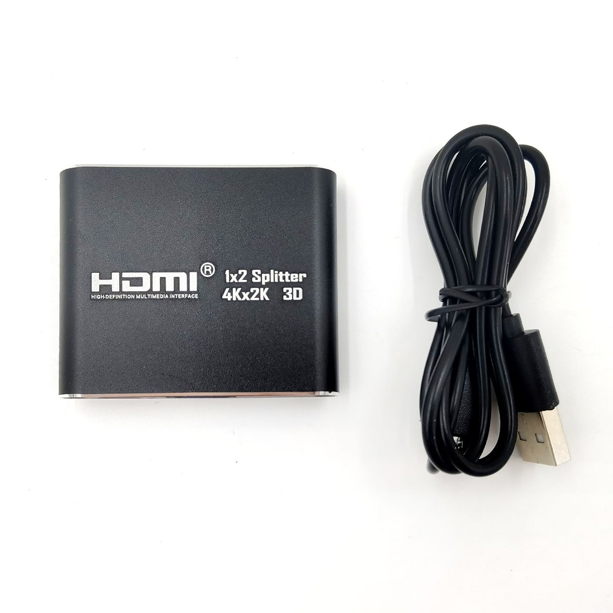 Czarny rozdzielacz HDMI 1x2 z kablem USB na białym tle.