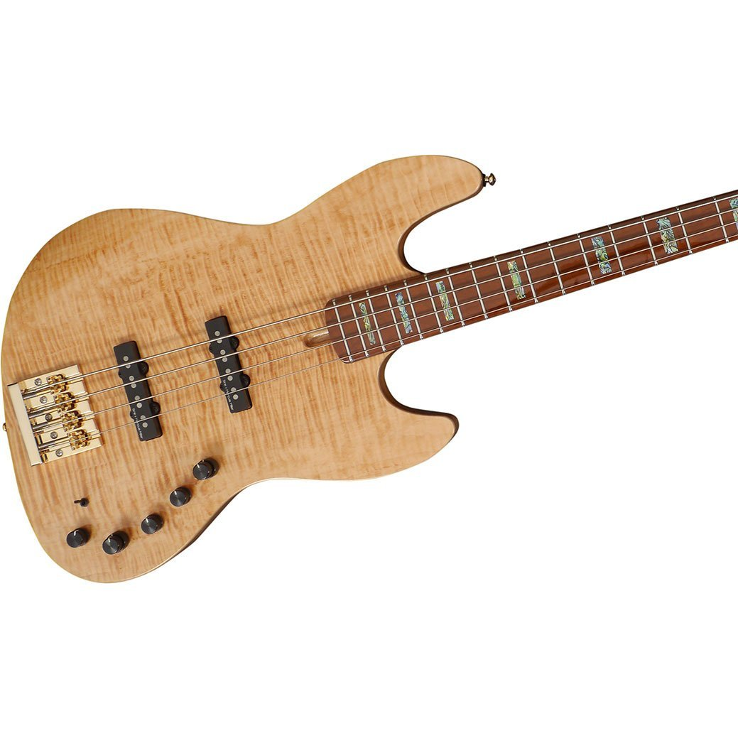 Altın kaplama donanıma sahip, açık renkli, alev desenli bas gitar.