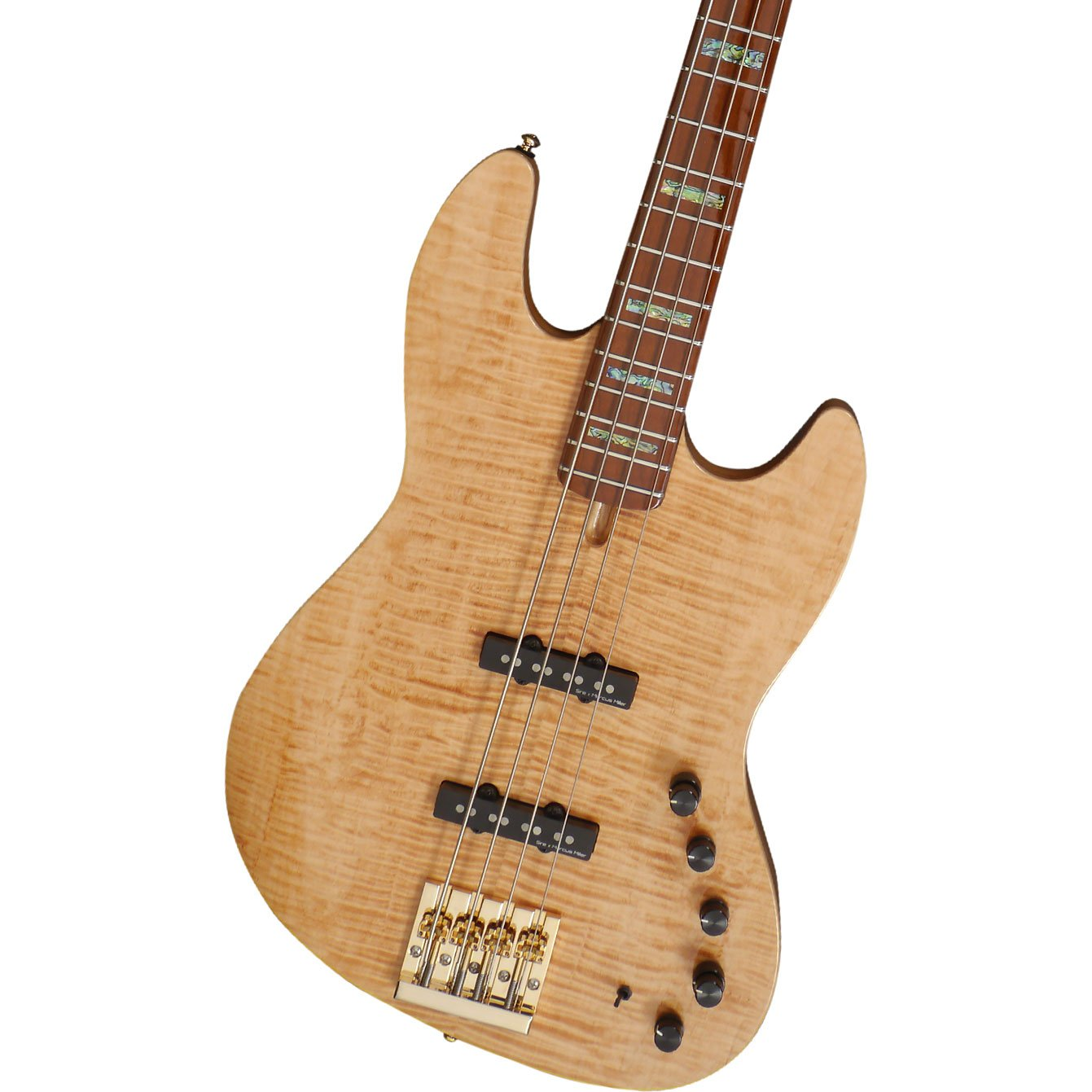 Altın donanım ve siyah manyetiklere sahip açık kahverengi elektro bas gitarının yakın çekimi.