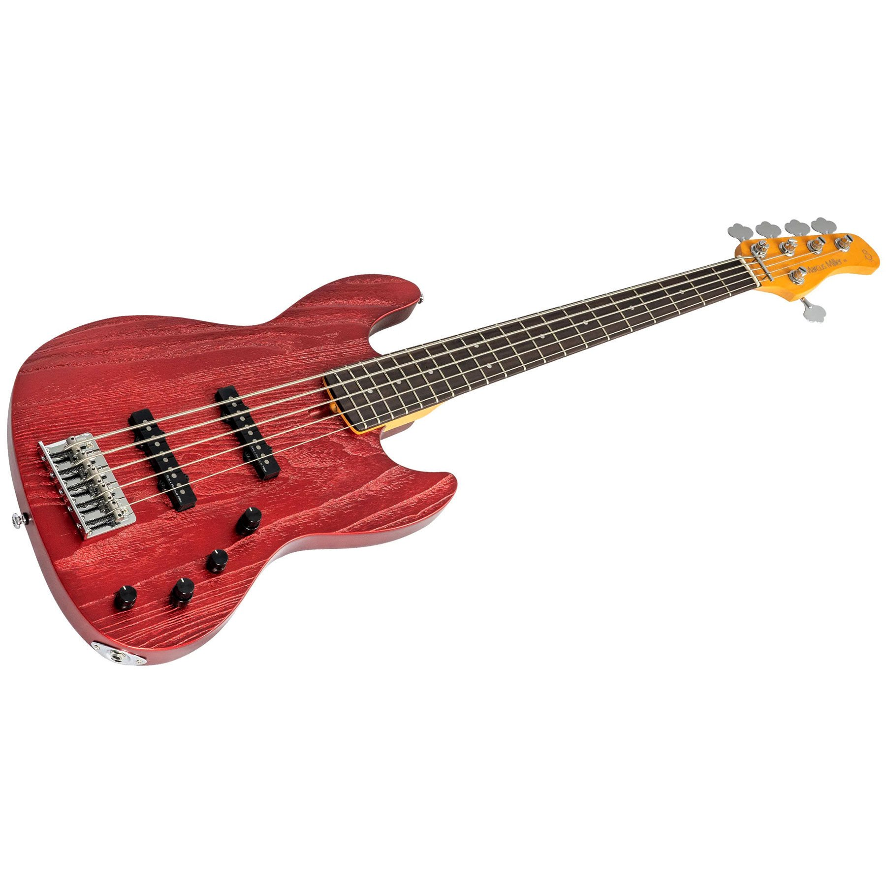 Sarı saplı, beş telli kırmızı elektro bas gitar. Beyaz arka plan üzerinde.