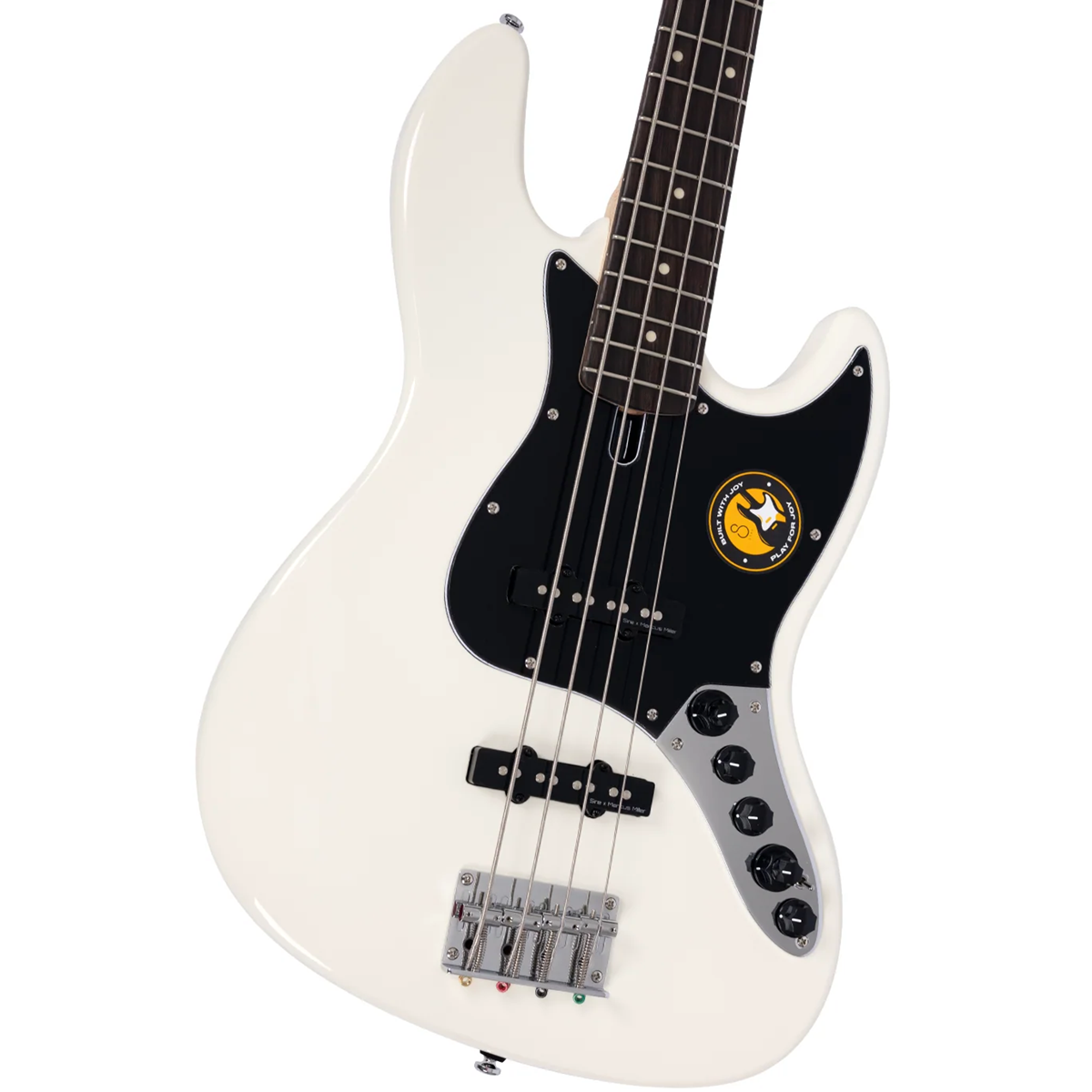 Siyah pena korumalı ve krom donanımlı beyaz elektro bas gitar, beyaz arka plan üzerinde.