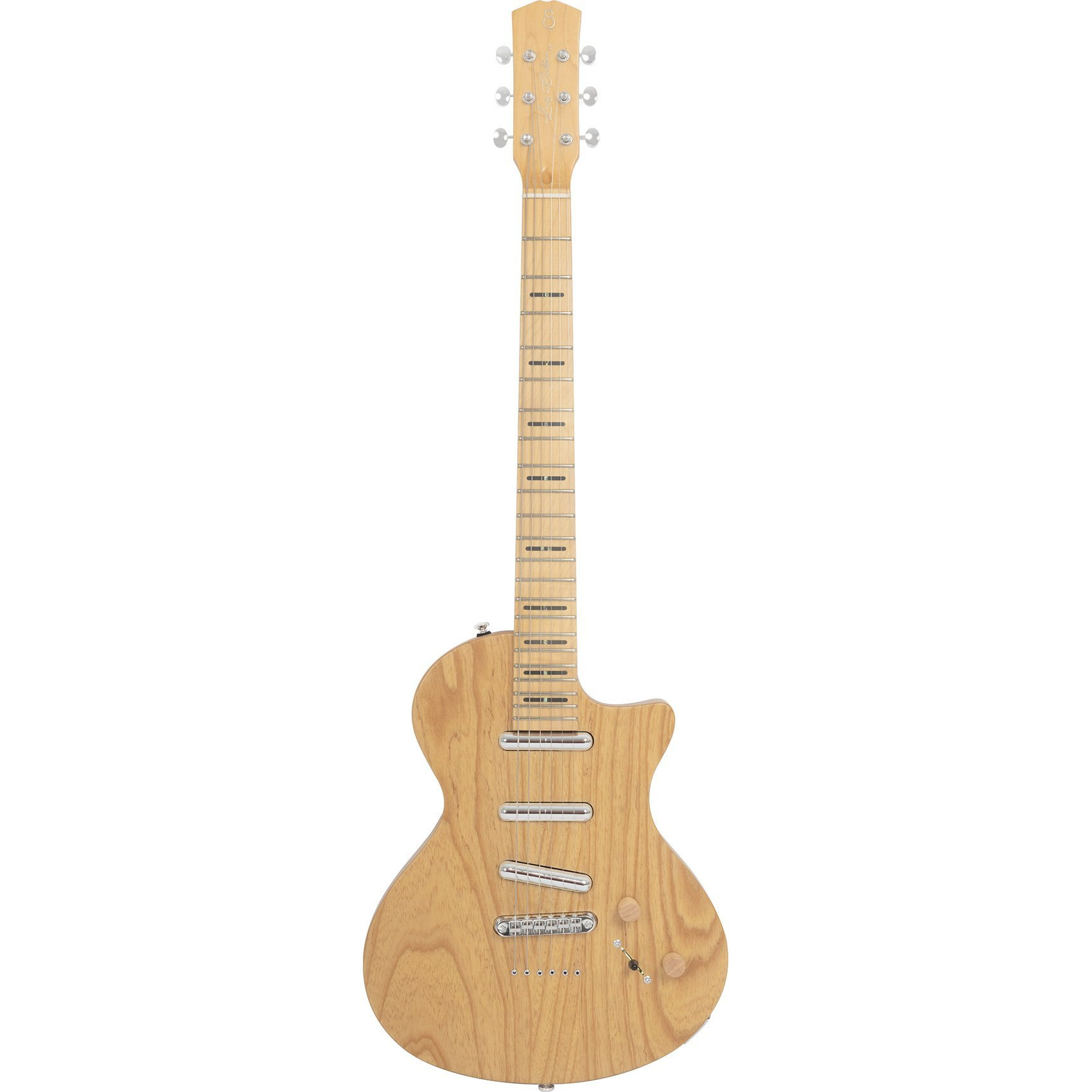 Gümüş donanımlı açık renk ahşap elektro gitar beyaz fonda dik duruyor.