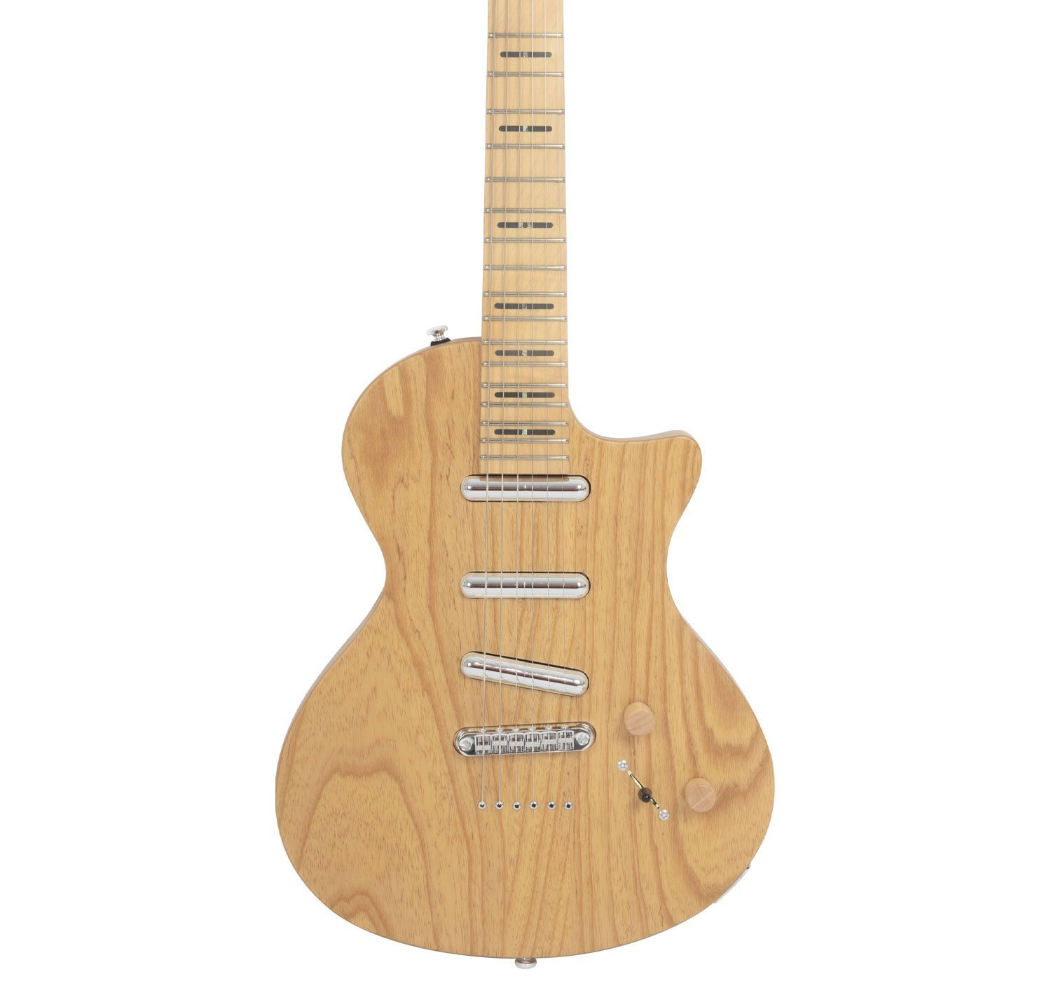 Beyaz arka plan üzerinde gümüş donanıma sahip ahşap elektro gitarın yakın çekimi.